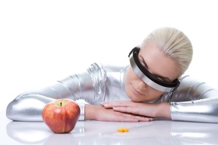 девушка в кибер очках смотрит на яблоко