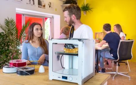 3D принтер на столе