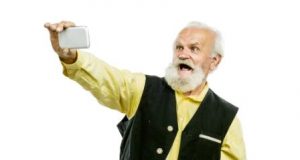дедушка со смартфонам
